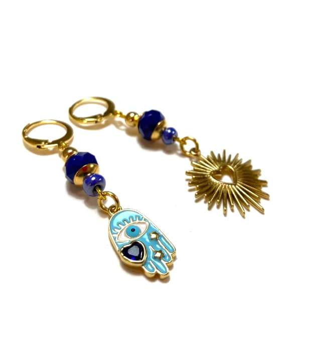 Blue Night Mystery – Blauwe Huggie Hoops Oorbellen met Hartje en Tarot Hand Blue Night Mystery – Blauwe Huggie Hoops Oorbellen met Hartje en Tarot Hand