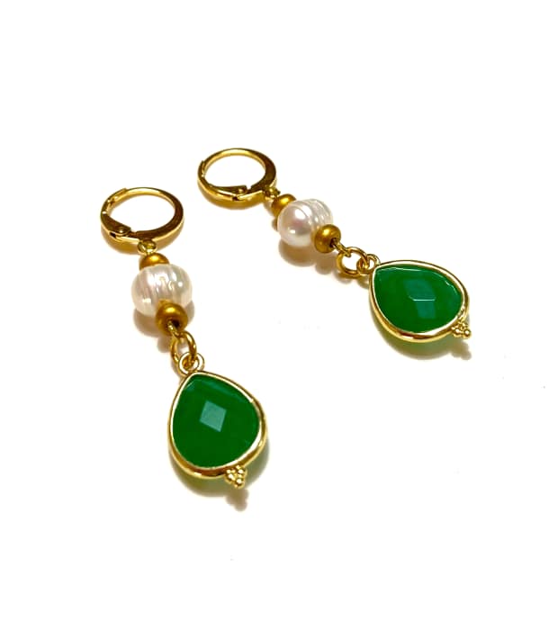 Groene Oorbellen met Zoetwaterparels en Vergulde Huggie Hoops Groene Oorbellen met Zoetwaterparels en Vergulde Huggie Hoops