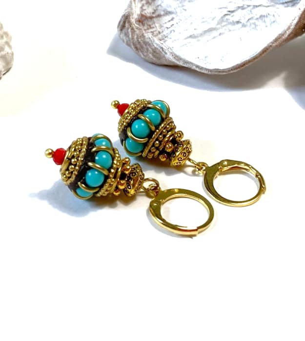 Turquoise met gouden boho oorbellen met rood - Afbeelding 2