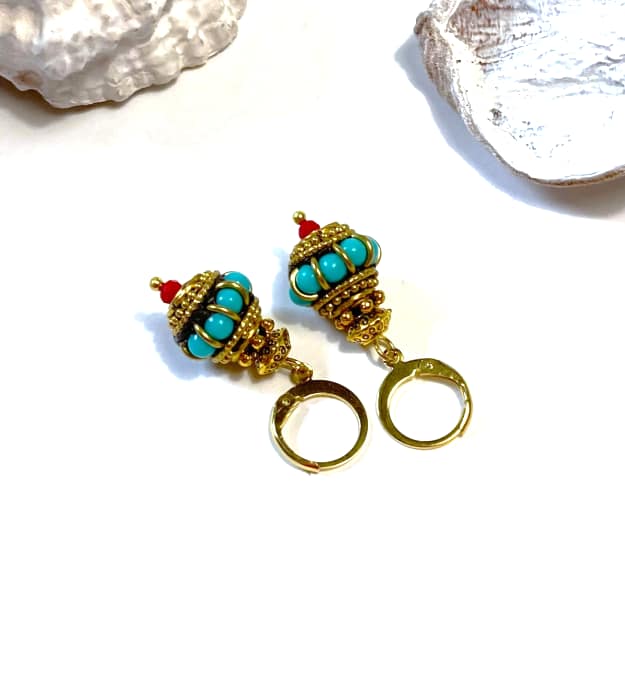 Turquoise met gouden boho oorbellen met rood 2