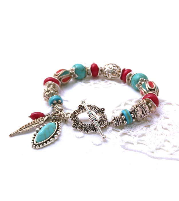 Rood met turquoise bedelarmband in zilver 1