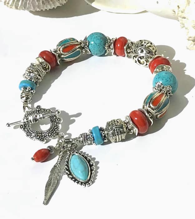 Rood met turquoise bedelarmband in zilver