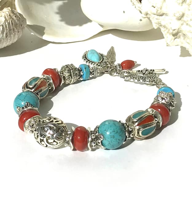 Rood met turquoise bedelarmband in zilver 1