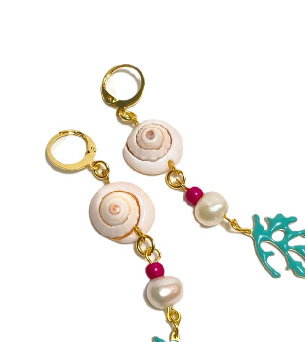 Schelp oorbellen met turquoise koraaltakjes en zoetwaterparels in goud