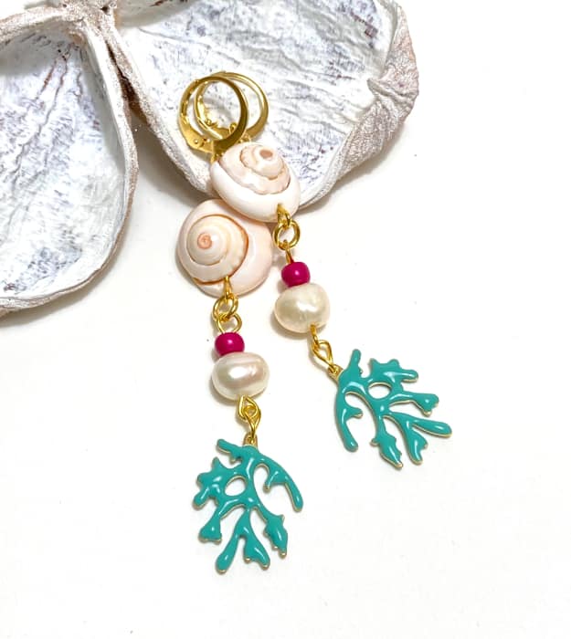 Schelp oorbellen met turquoise koraaltakjes en zoetwaterparels in goud