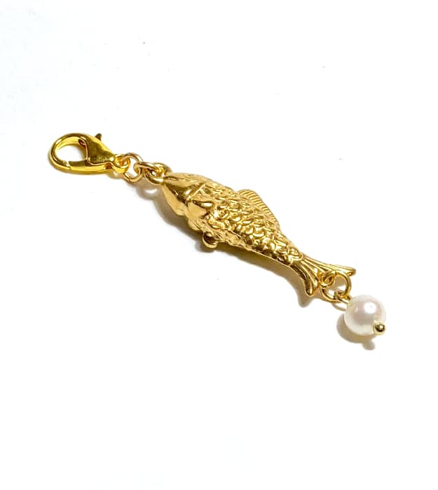 Gouden vis hanger met zoetwaterparel