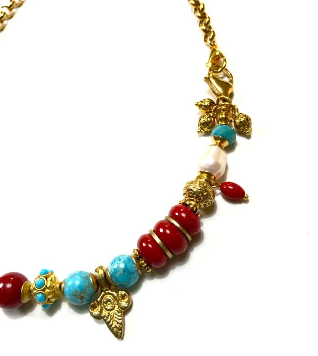 Handgemaakte Donkerrode ketting met Jade en Turquoise Howliet