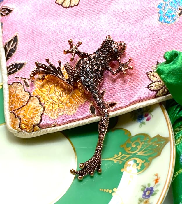 Bruine Kikker Broche met Zwarte Strass Steentjes