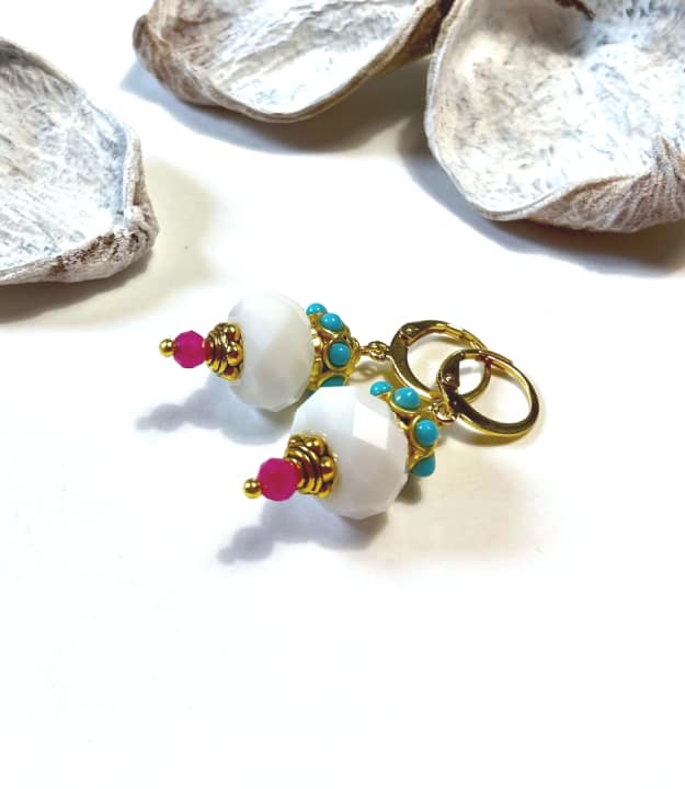 Witte boho oorbellen met roze Toermalijn en turquoise accenten