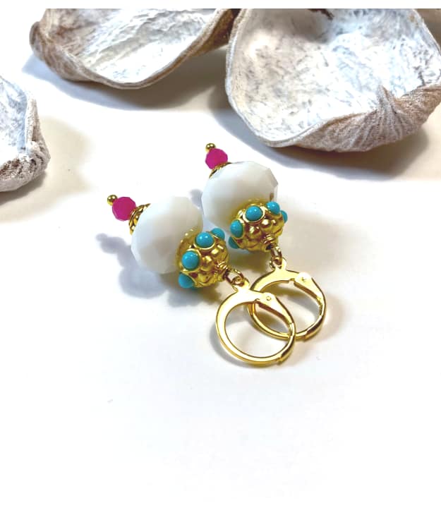 Witte boho oorbellen met roze Toermalijn en turquoise accenten