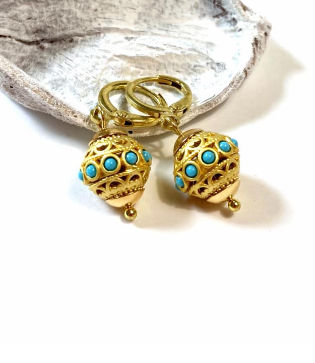 Kleine goudkleurige huggie hoops oorbellen met turquoise