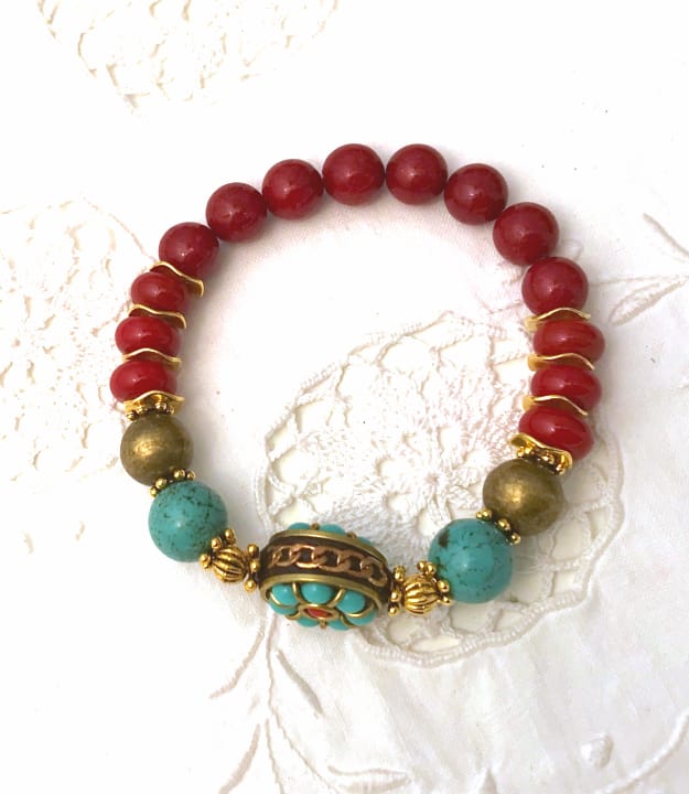 Donkerrode en turquoise boho Armband met goud