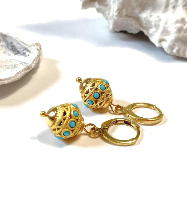 Kleine goudkleurige huggie hoops oorbellen met turquoise