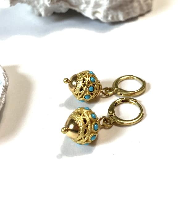 Kleine goudkleurige huggie hoops oorbellen met turquoise