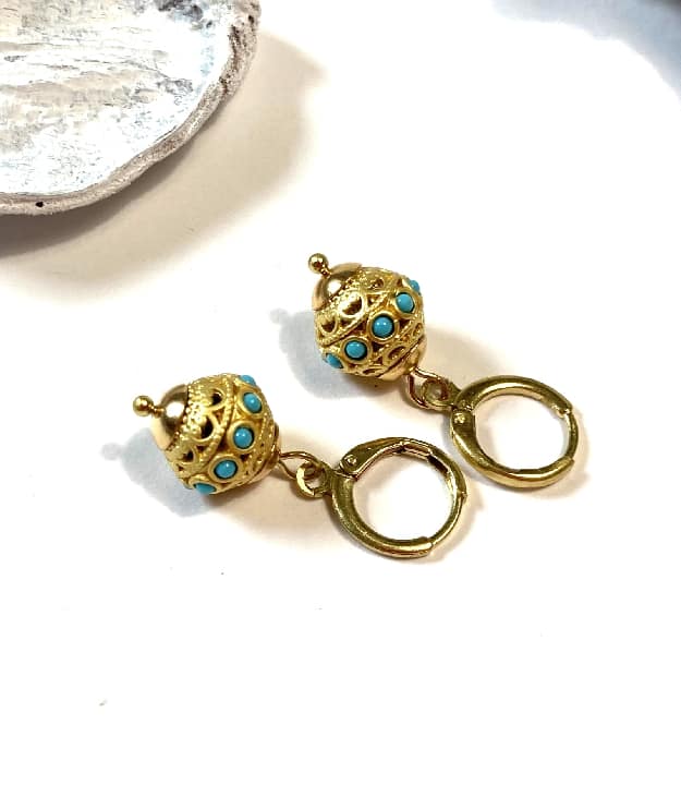 Kleine goudkleurige huggie hoops oorbellen met turquoise
