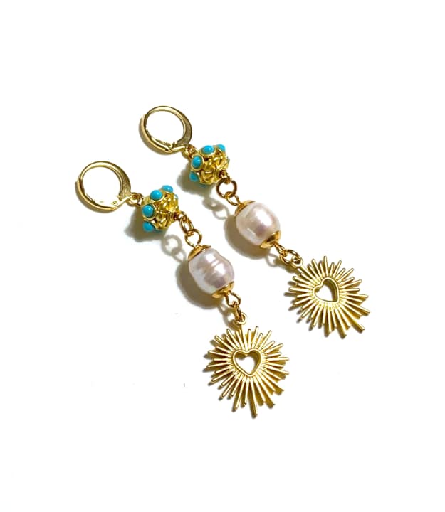 Gouden Huggie Hoop Oorbellen met zoetwaterparels en Hartjes
