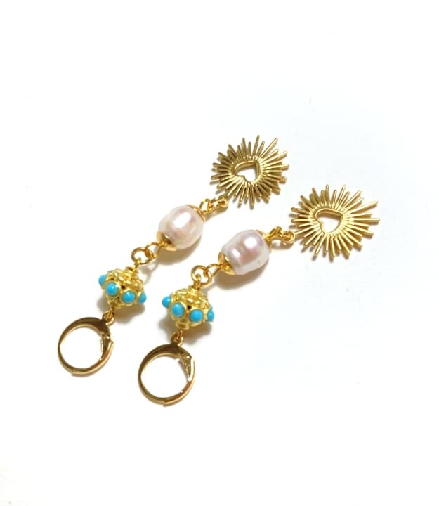Gouden Huggie Hoop Oorbellen met Zoetwaterparels en Hartjes - Afbeelding 3
