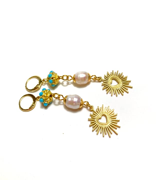 Gouden Huggie Hoop Oorbellen met Zoetwaterparels en Hartjes - Afbeelding 2